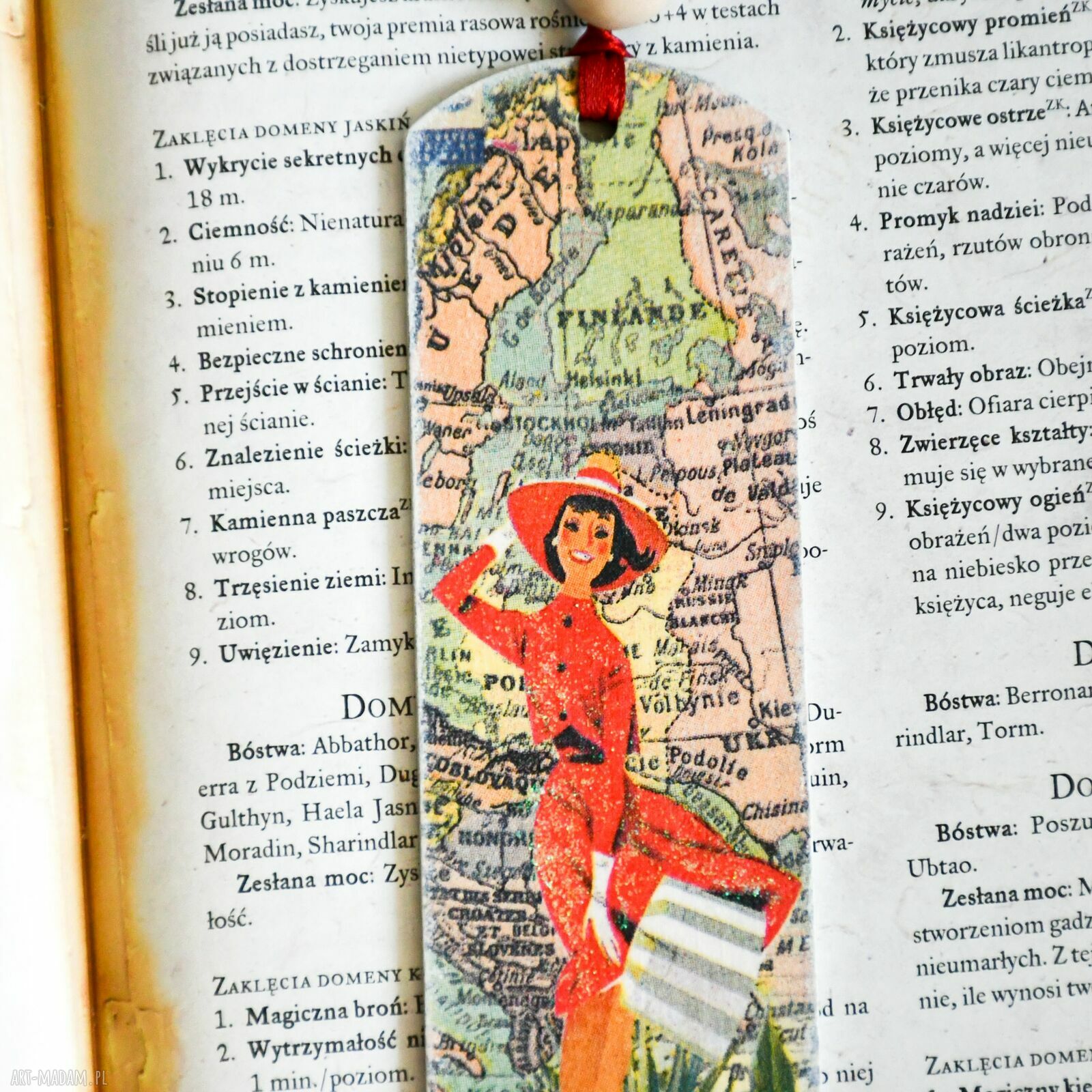 Zakładka do książki „Kocham podróże” - drewniana w technice decoupage