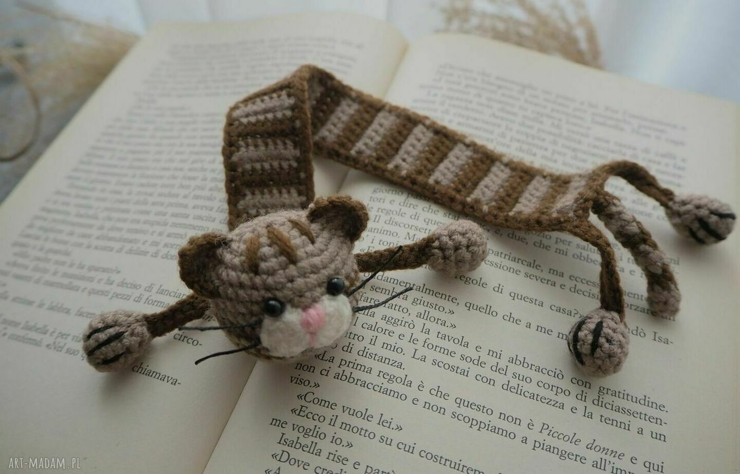 Zakładka do książki Beżowy kotek - handmade na szydełku