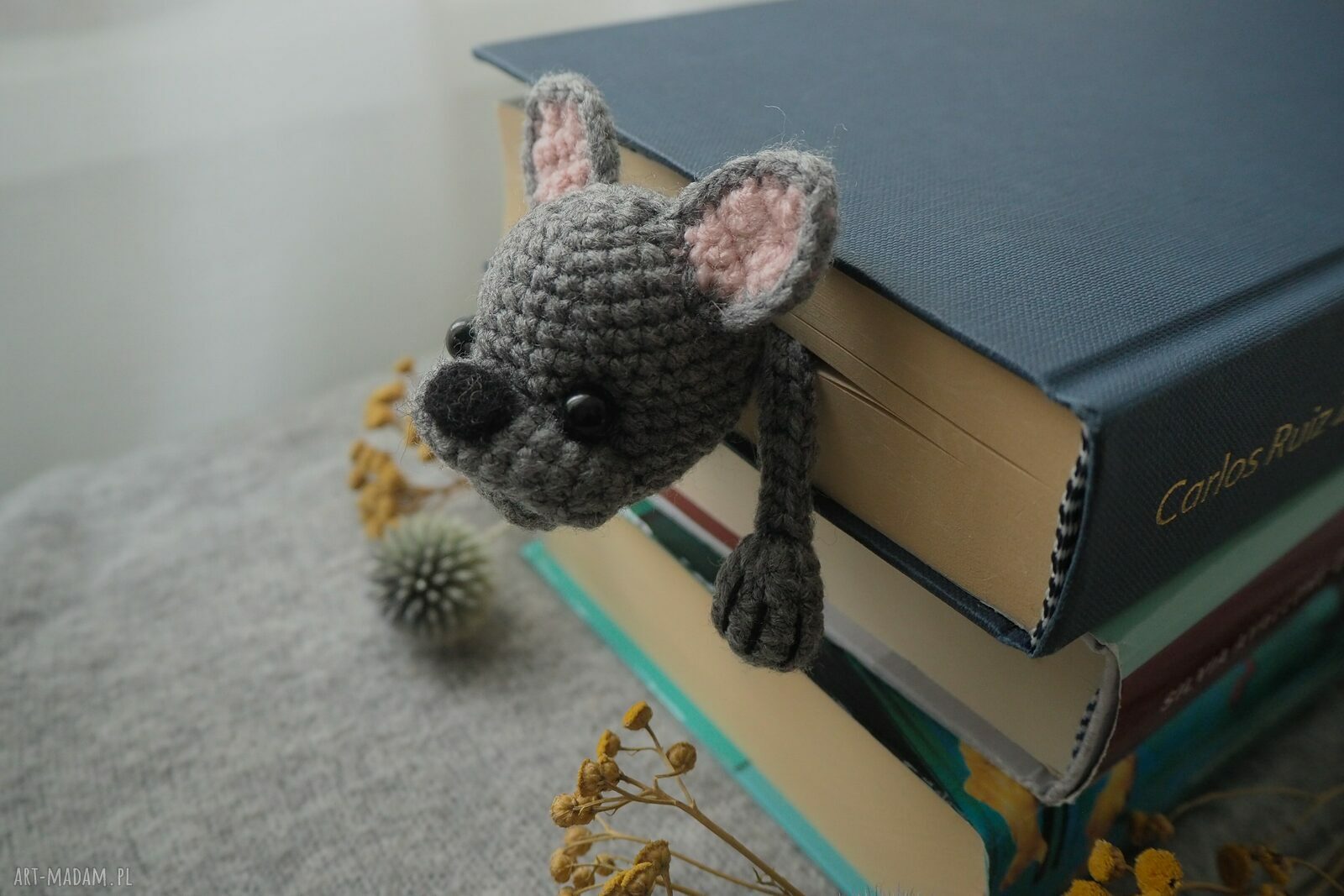 Zakładka do książki szary buldog na szydełku - handmade