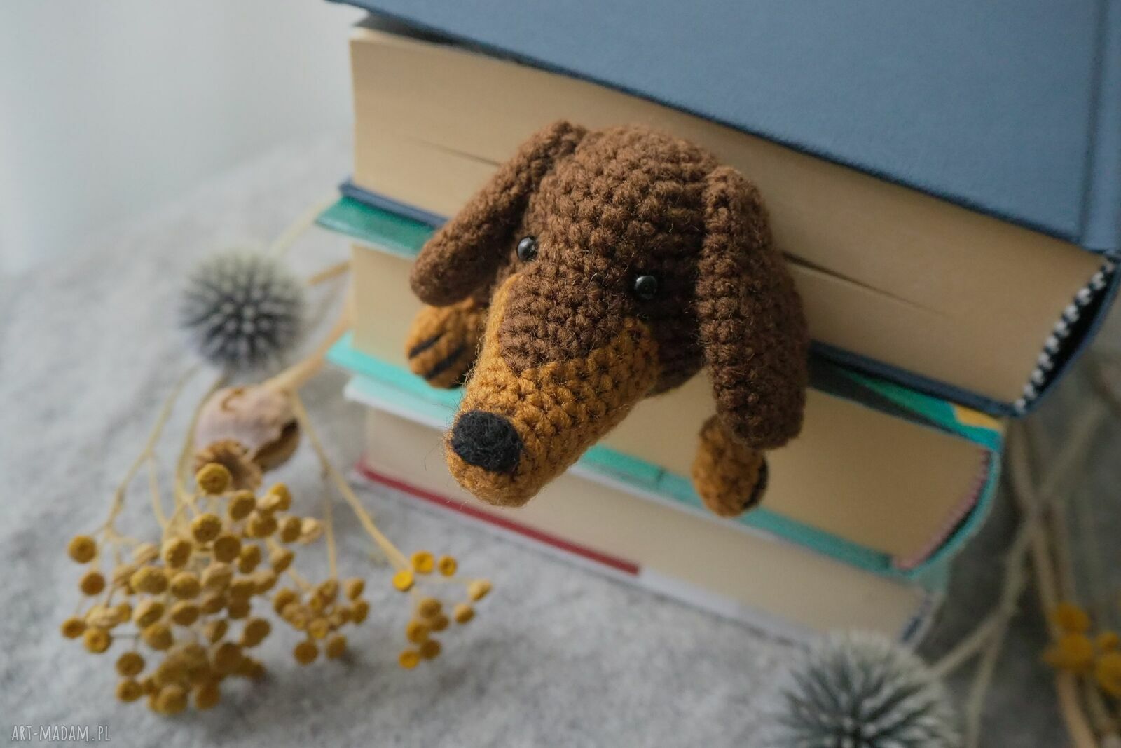 Zakładka do książki Czekoladowy jamnik - szydełkowana handmade
