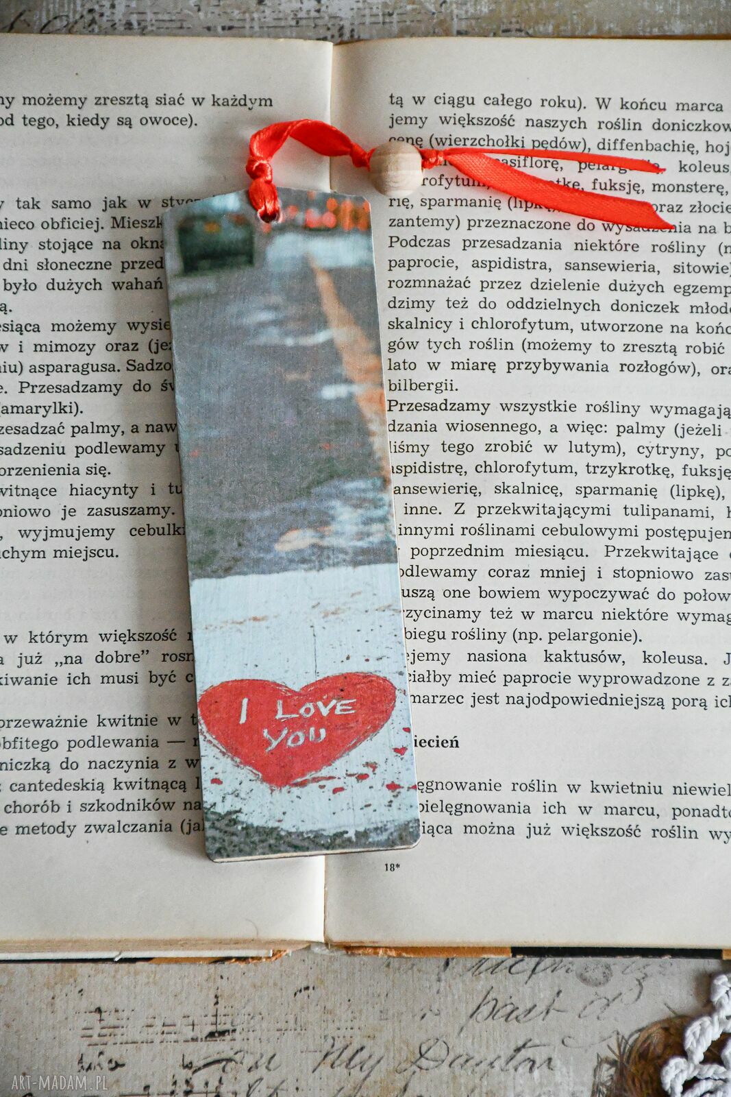 Drewniana zakładka do książki - Do zakochania jeden krok
