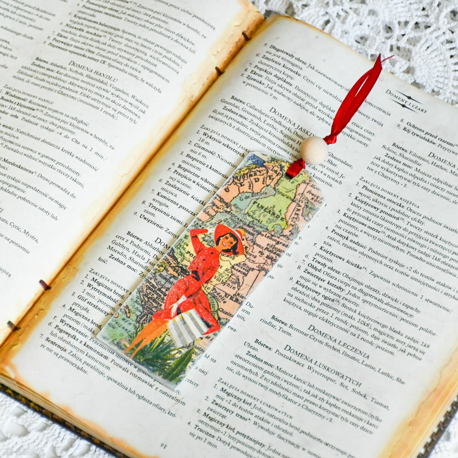 Zakładka do książki „Kocham podróże” - drewniana w technice decoupage