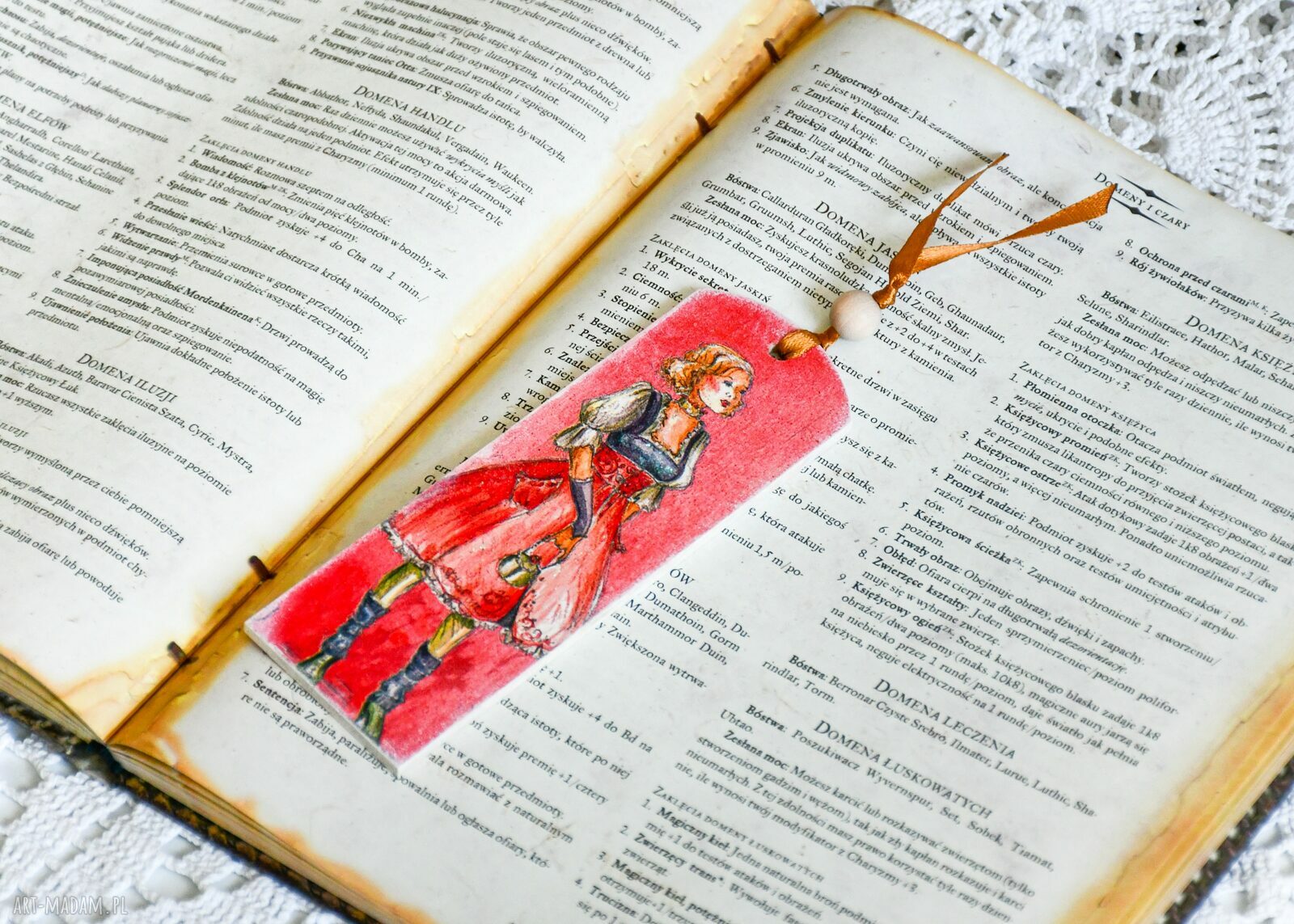 Drewniana zakładka do książki „Makowa Panienka” z makami