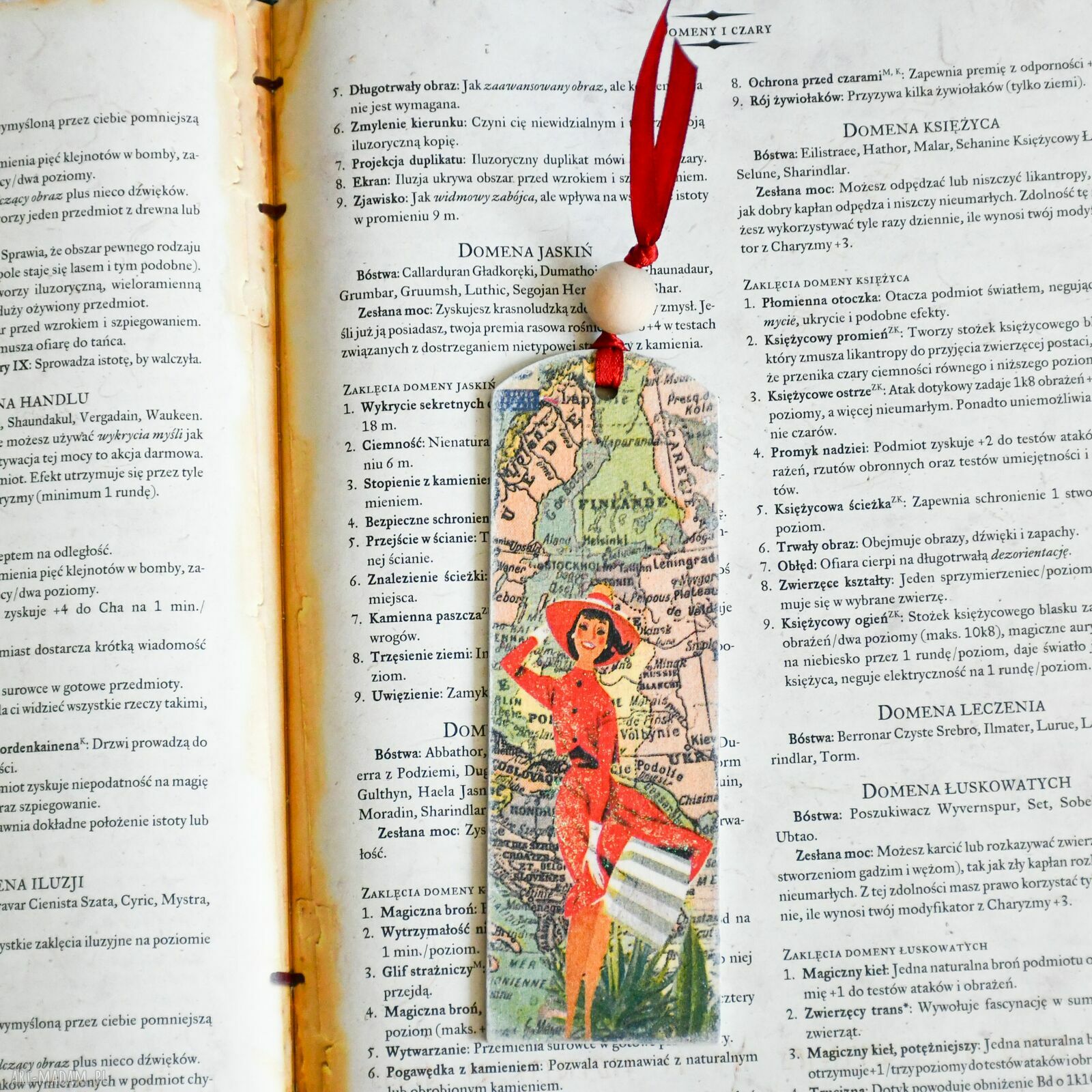 Zakładka do książki „Kocham podróże” - drewniana w technice decoupage