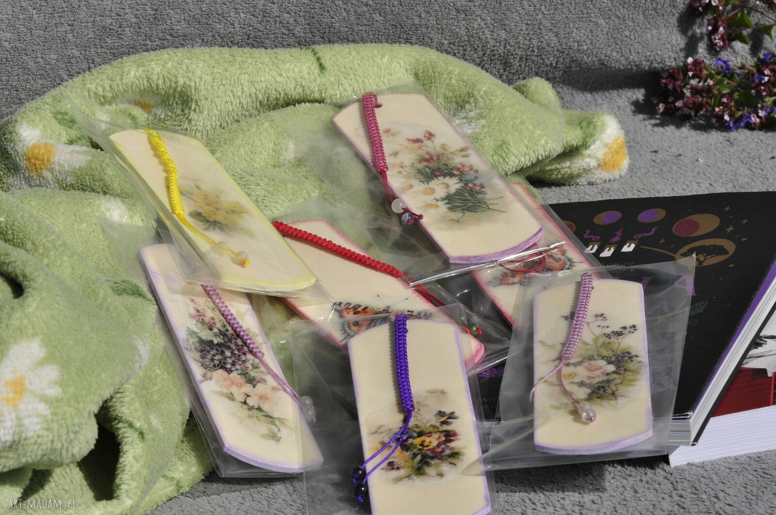 Zakładka do książki - zdobiona metodą decoupage, drewniana z naturalnym kamieniem