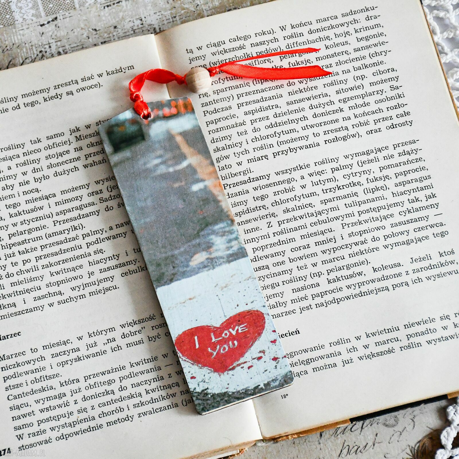 Drewniana zakładka do książki - Do zakochania jeden krok