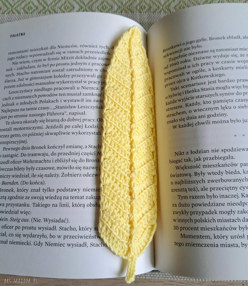 Zakładka do książki Piórko - ręcznie szydełkowana
