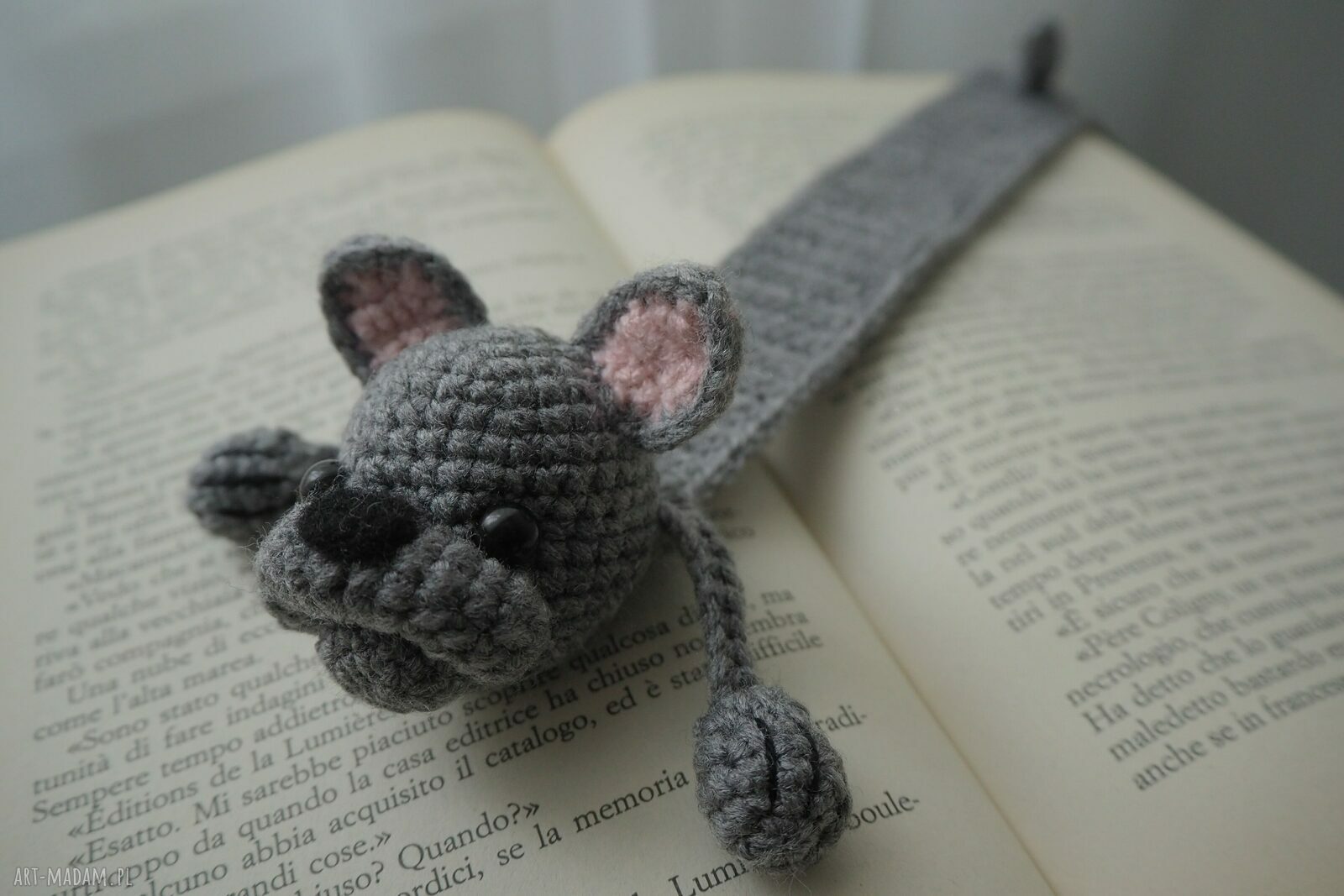 Zakładka do książki szary buldog na szydełku - handmade