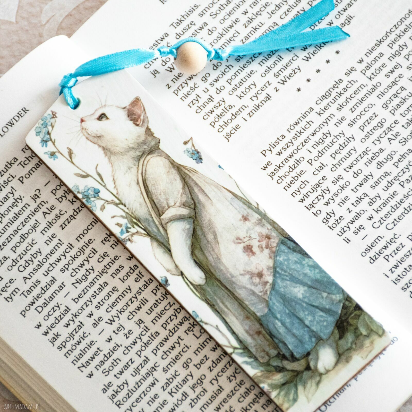 Drewniana zakładka do książki - kotka wśród niezapominajek