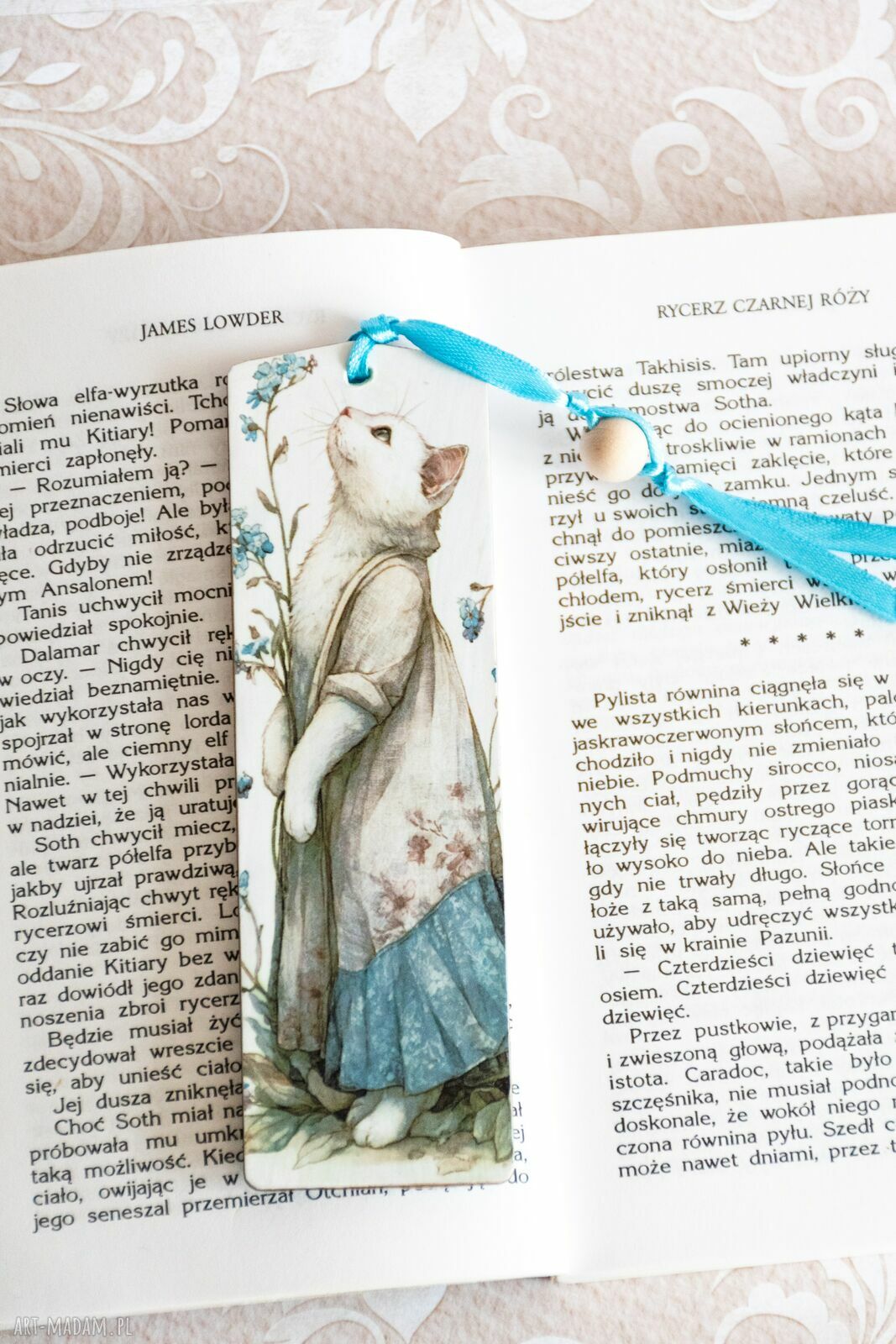 Drewniana zakładka do książki - kotka wśród niezapominajek