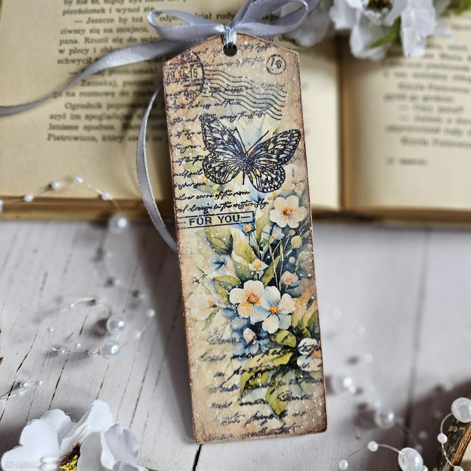 Zakładka wiosenna decoupage z motylem i kwiatami ręcznie robiona
