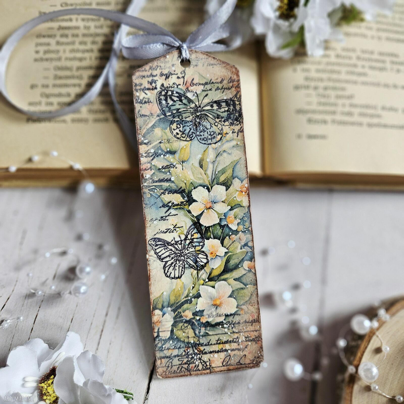 Zakładka wiosenna decoupage z motylem i kwiatami - ręcznie robiona