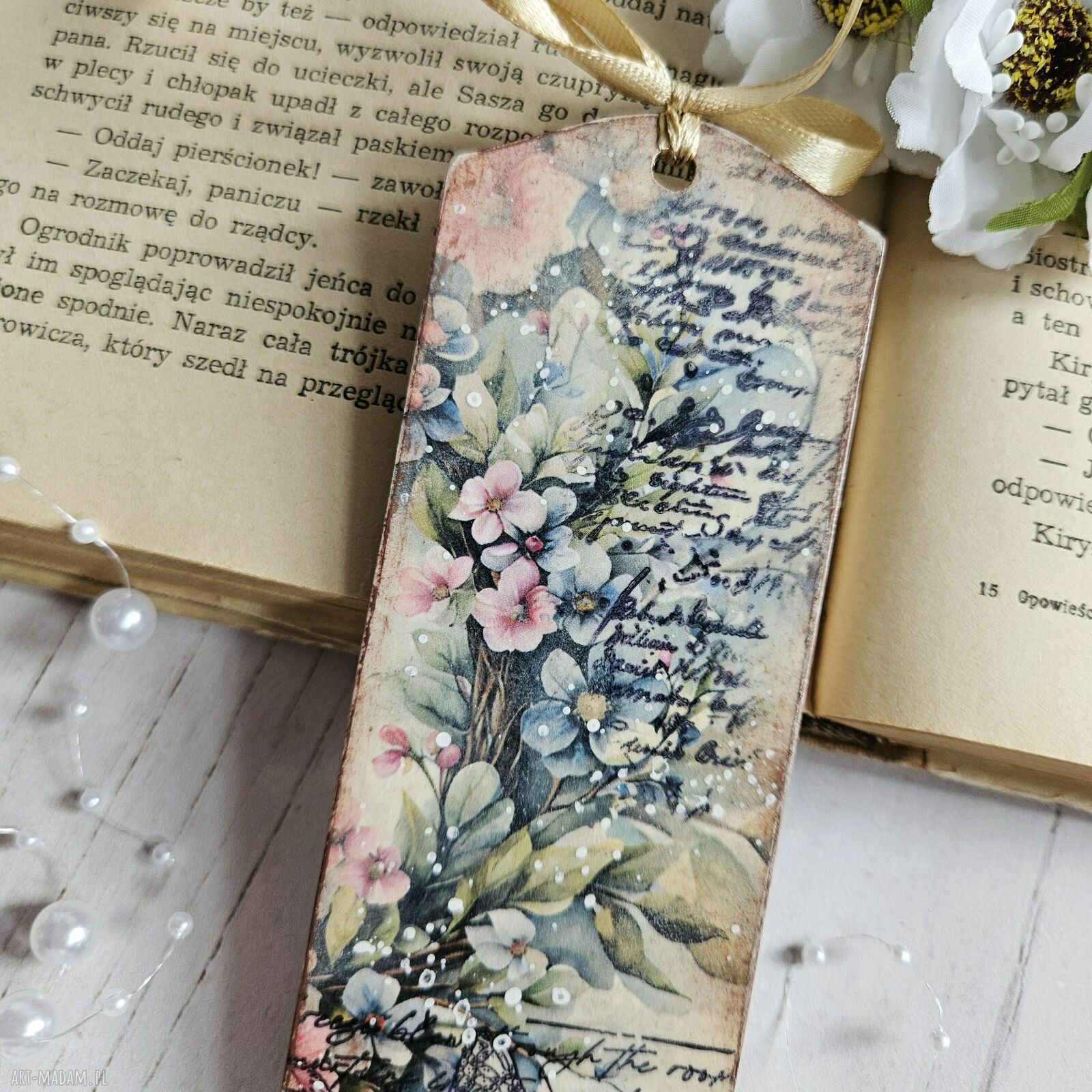 Zakładka wiosenna decoupage - ręcznie robiona zakładka do książki z kwiatami i motylami