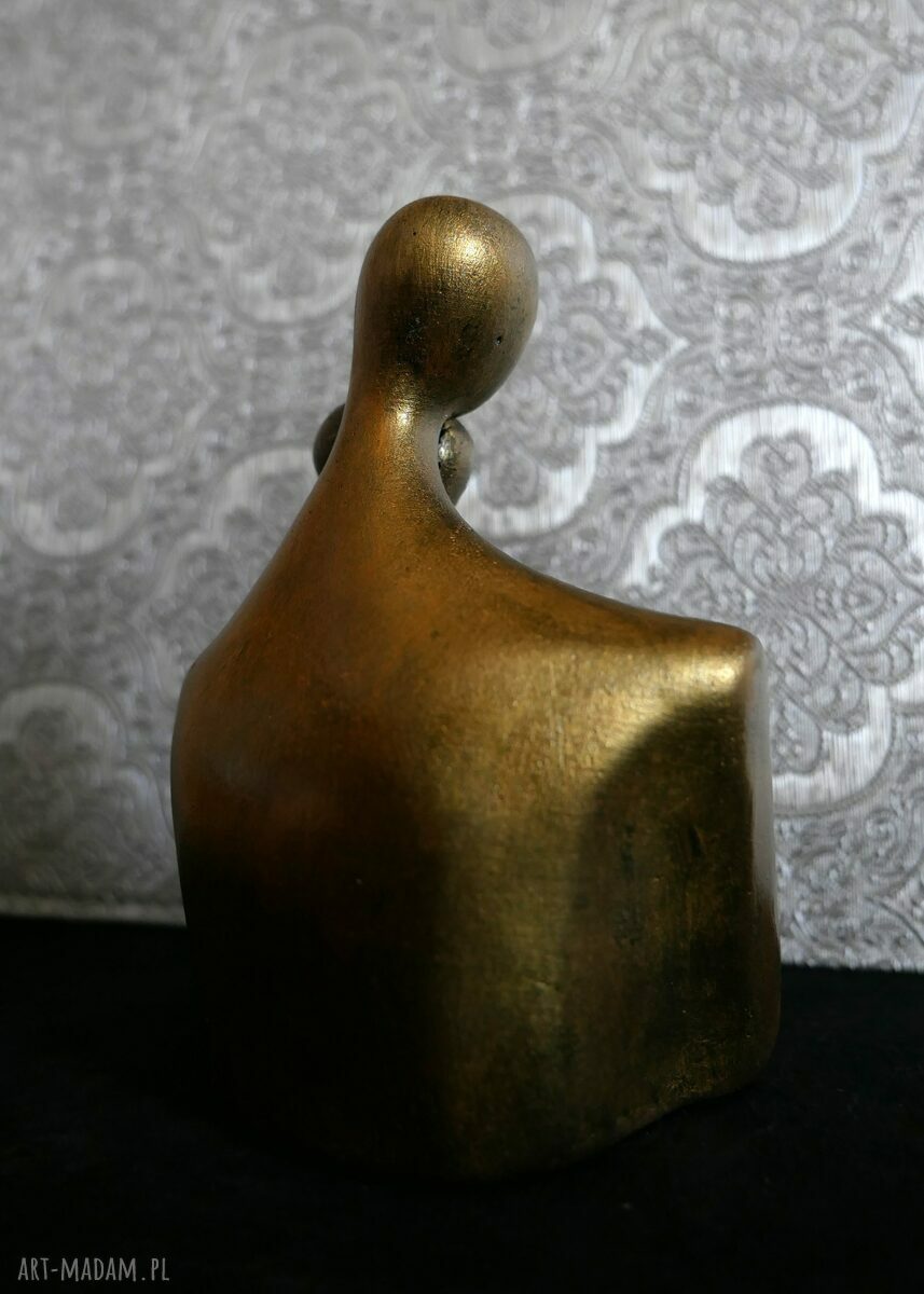 Rzeźba z gipsu „Zakochani” - prezent ślubny 12 cm (czarny i metaliczne złoto)