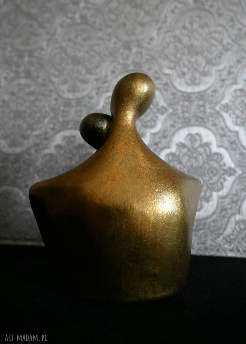 Rzeźba z gipsu „Zakochani” - prezent ślubny 12 cm (czarny i metaliczne złoto)