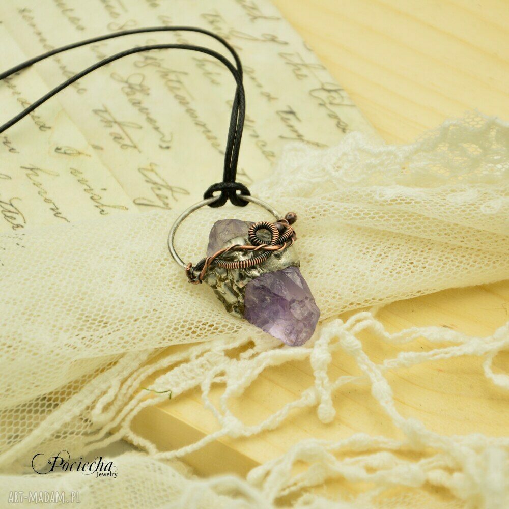 Wisior handmade z surowym ametystem - miedź i cyna w stylu retro