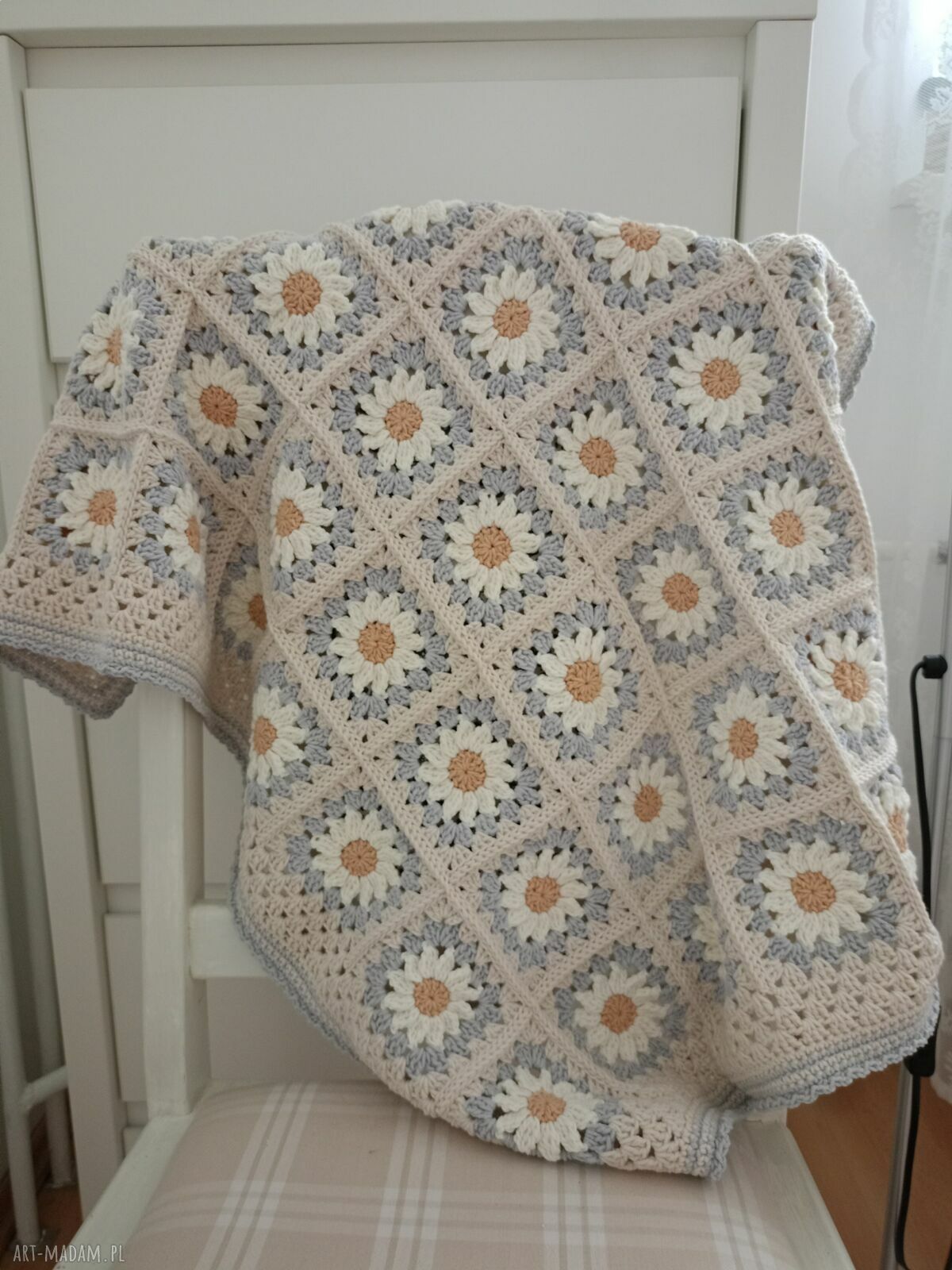 Szydełkowy kocyk dziecięcy z kwadratów babuni w beżu i szarości 83x60 cm