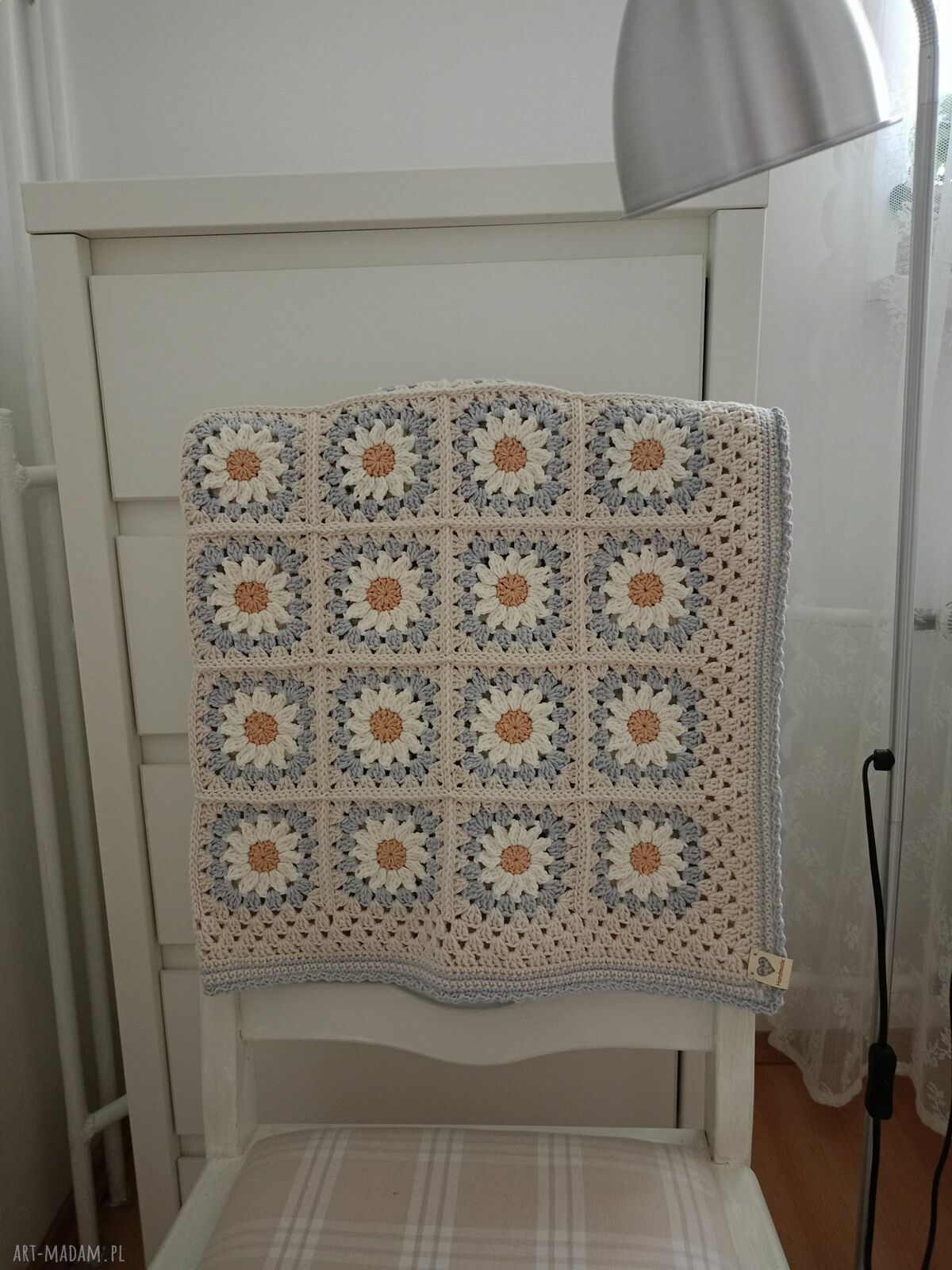 Szydełkowy kocyk dziecięcy z kwadratów babuni w beżu i szarości (83x60 cm)
