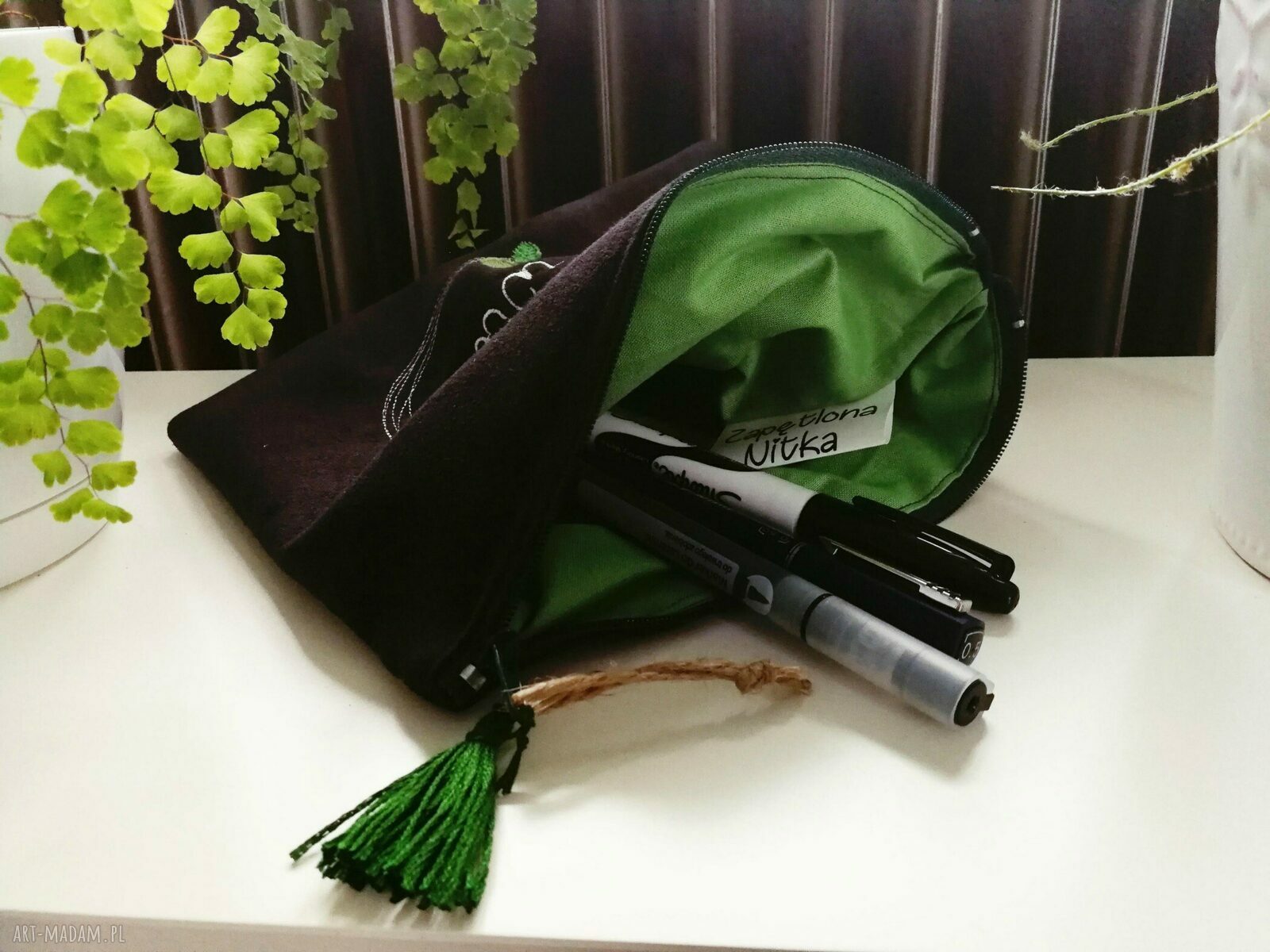 Zamszowa kosmetyczka Stay Wild czarny zamsz, zielona podszewka