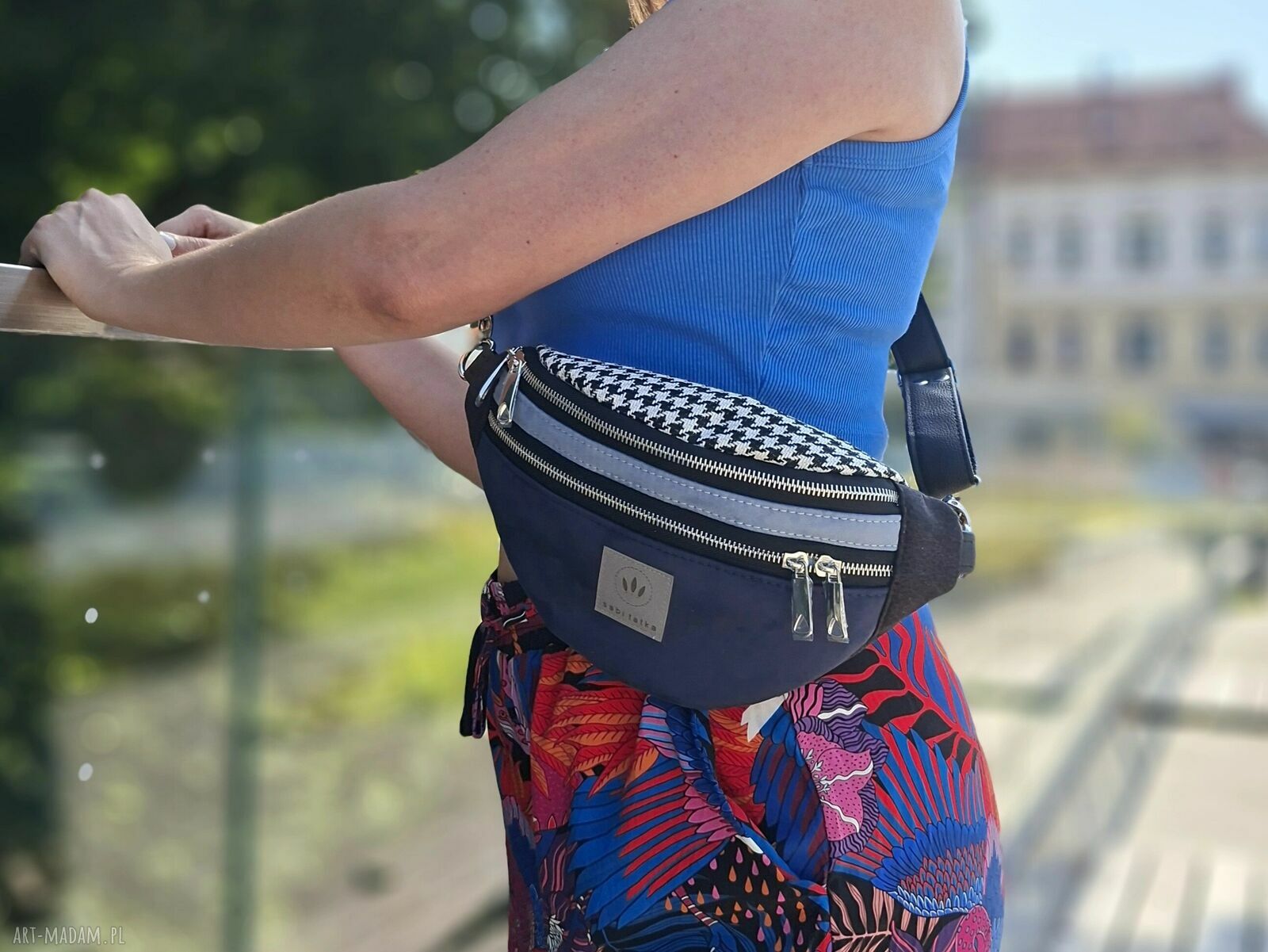 Zamszowa nerka Idaho w odcieniach niebieskich