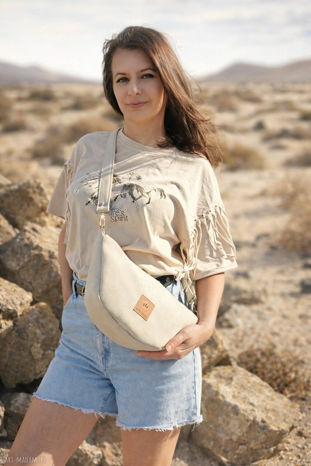 Zamszowa nerka mini kremowa crossbody - rogalik