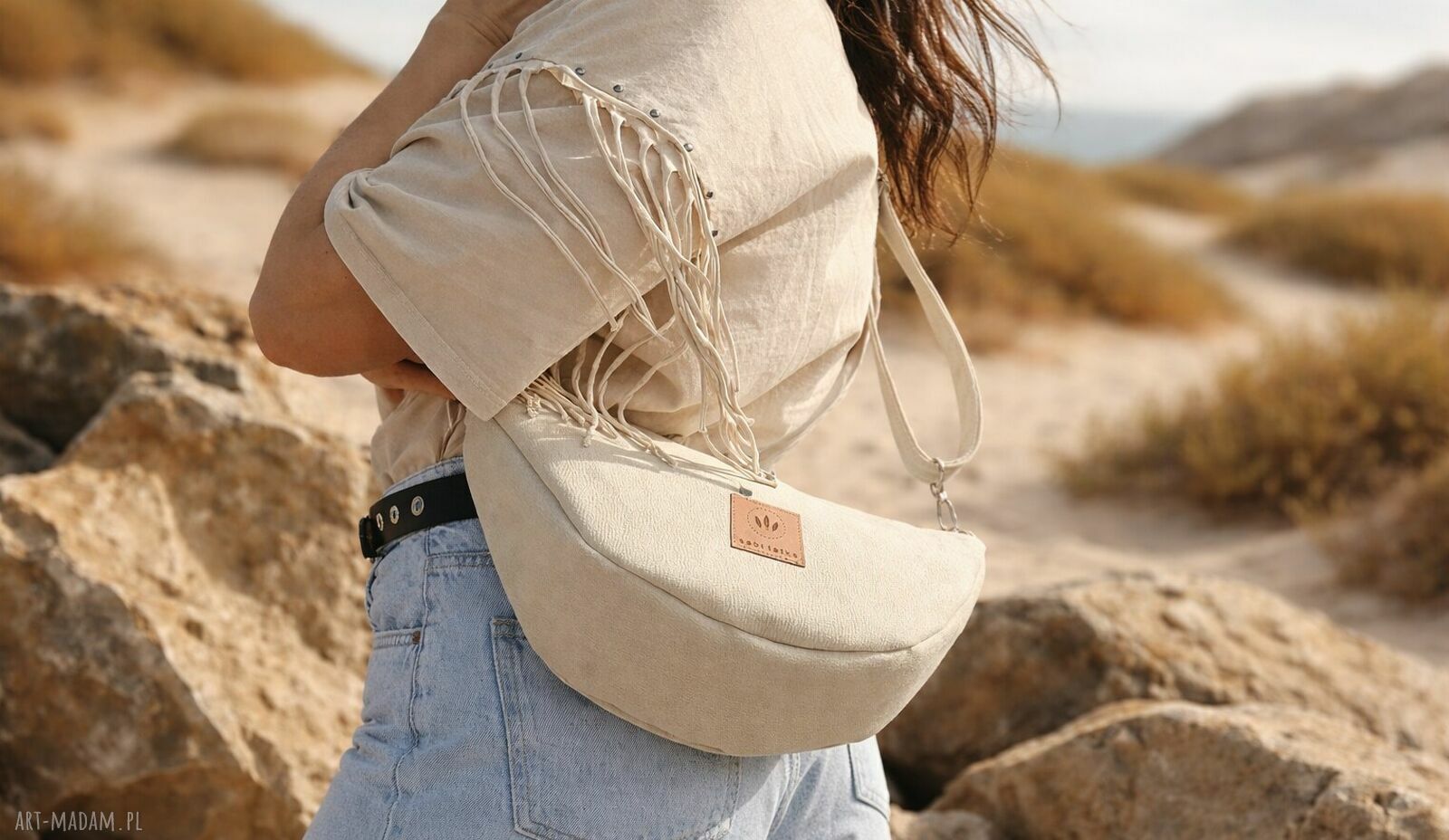 Zamszowa nerka mini kremowa crossbody - rogalik