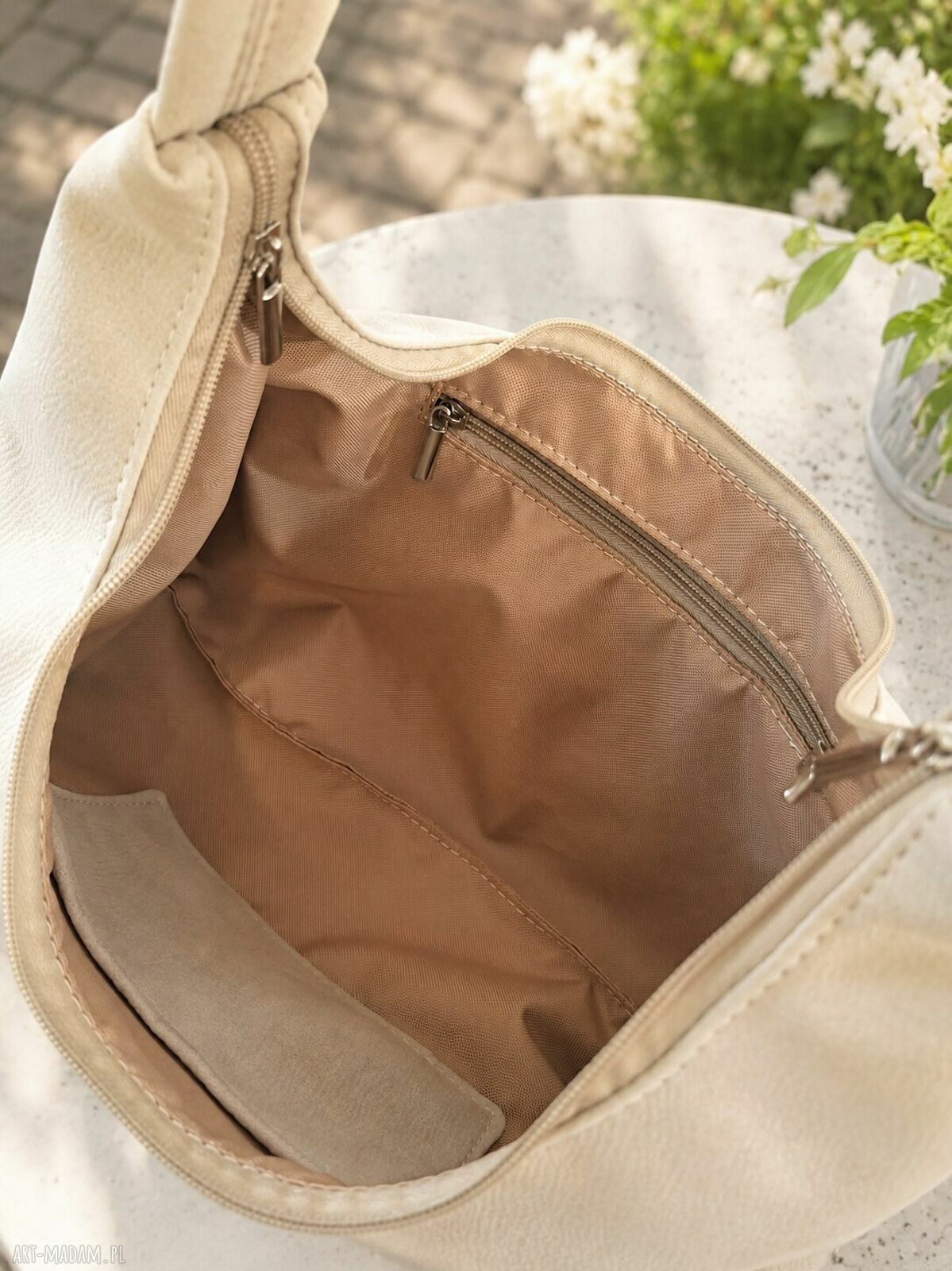 Zamszowa torebka slouchy kremowa na ramię - ręcznie szyta