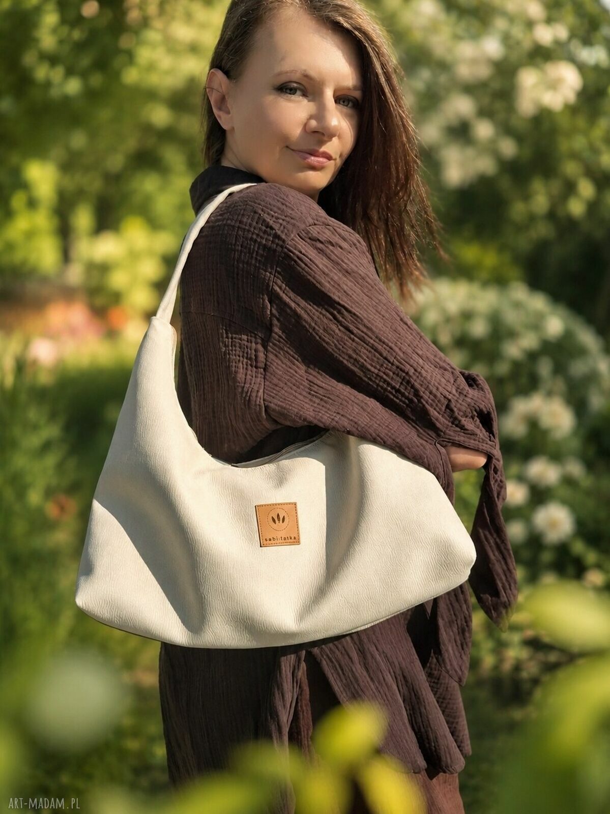 Zamszowa torebka slouchy kremowa na ramię - ręcznie szyta