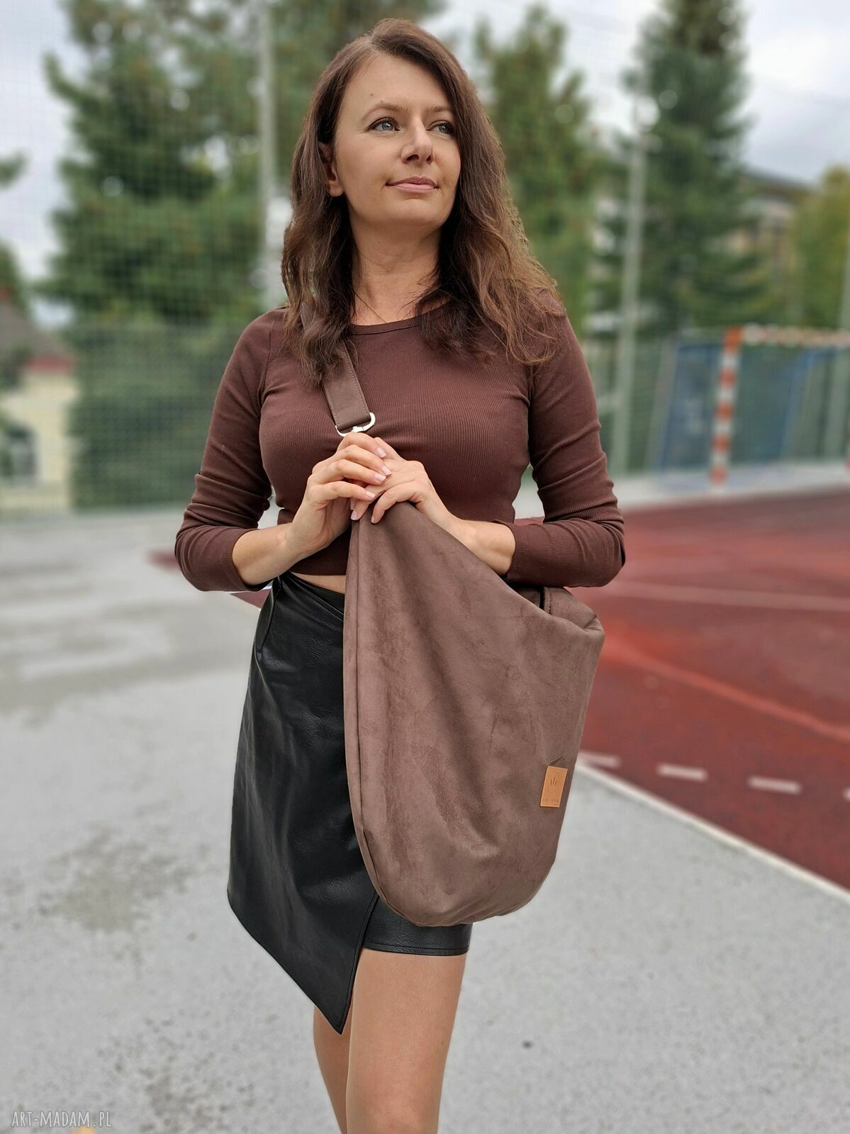 Duża zamszowa torba worek hobo na ramię w czekoladowym brązie