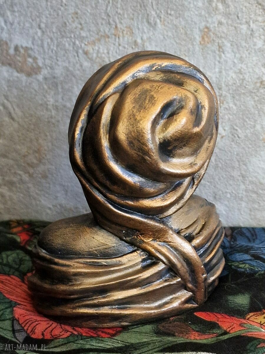 Rzeźba z gipsu - Zamyślona kobieta w chuście, wys. 9,3 cm