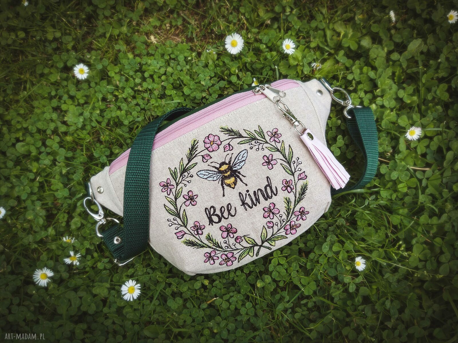 Nerka mini Bee mała torebka lniana z haftem pszczółki, beżowo zielona