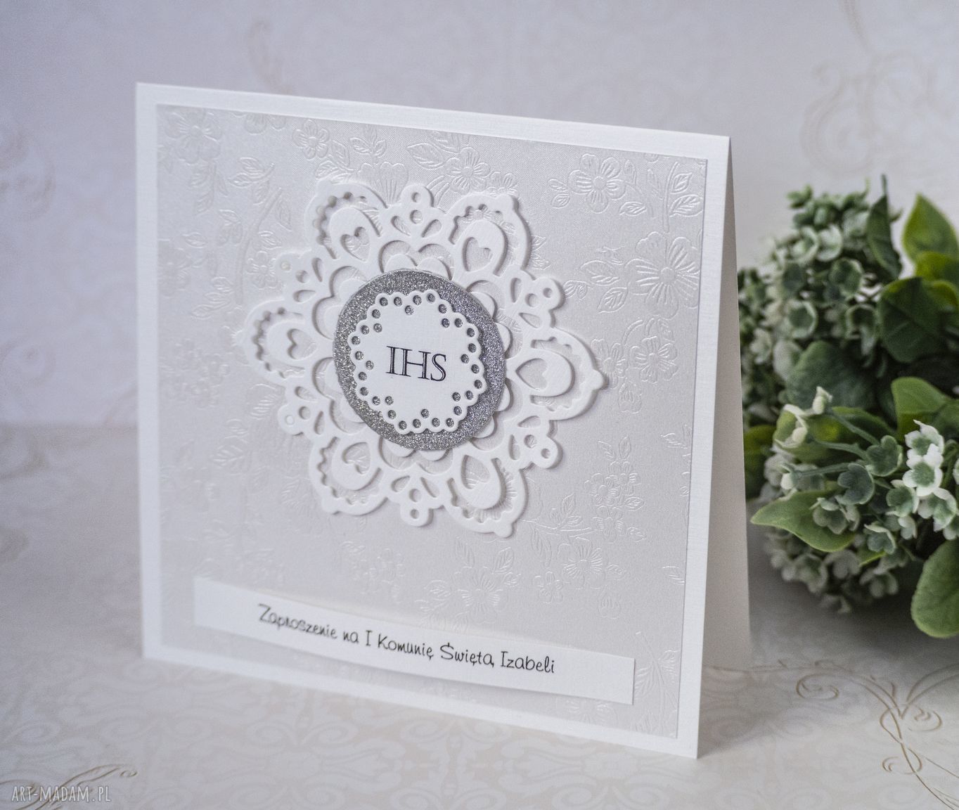 Zaproszenia na Komunię Biała Konwalia 2 - białe z IHS i srebrnym brokatem (personalizowane, handmade)