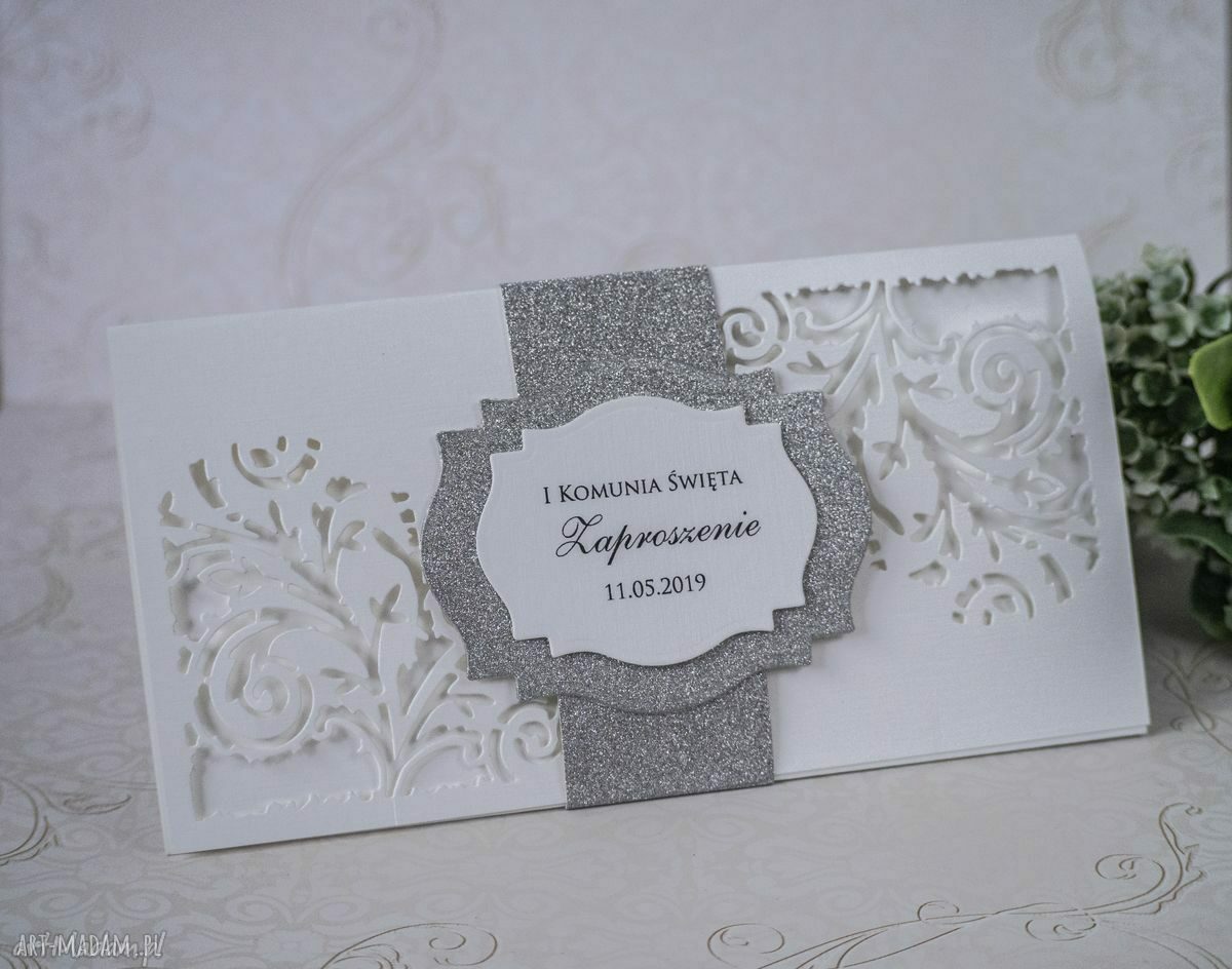 Eleganckie zaproszenie na Pierwszą Komunię - białe i srebrne z brokatowym akcentem
