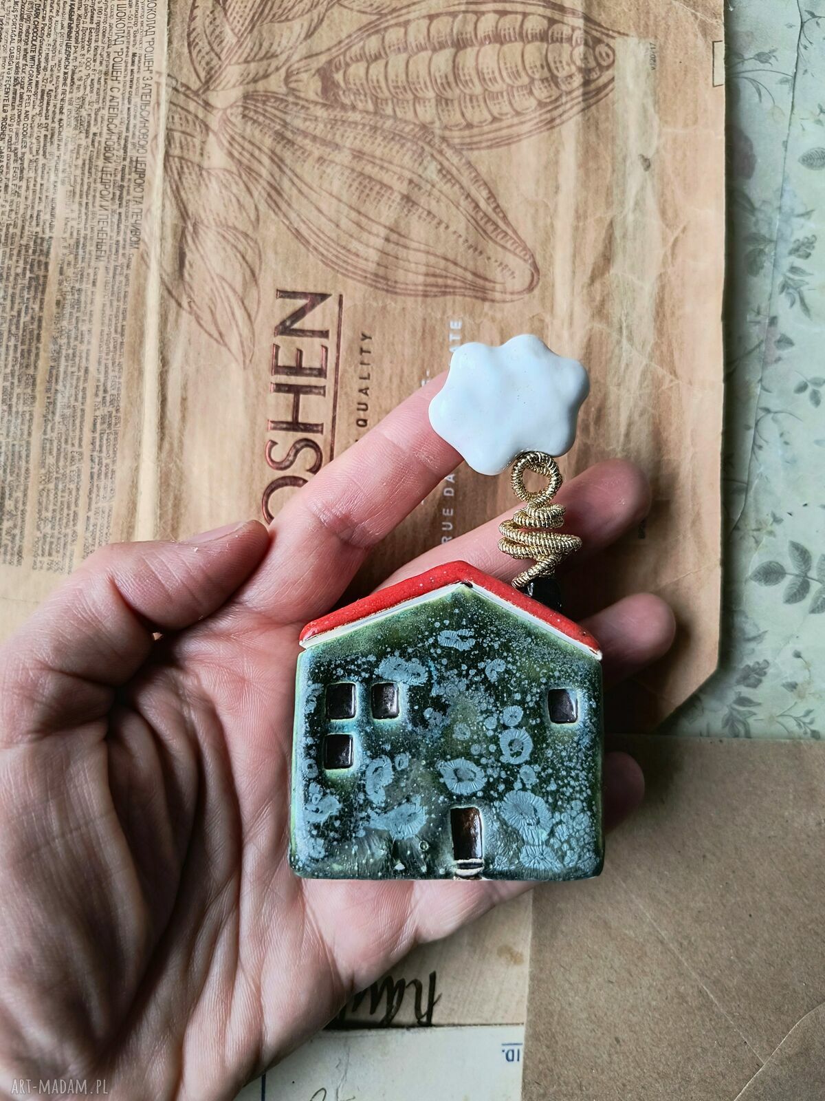 Zaśniedziały domek z chmurką - ceramiczna ozdoba handmade do postawienia