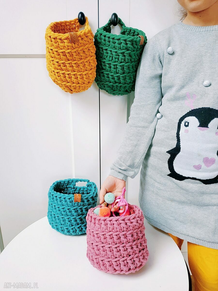 Kwiatowy koszyk do zawieszenia na ścianę - handmade na kosmetyki i spinki
