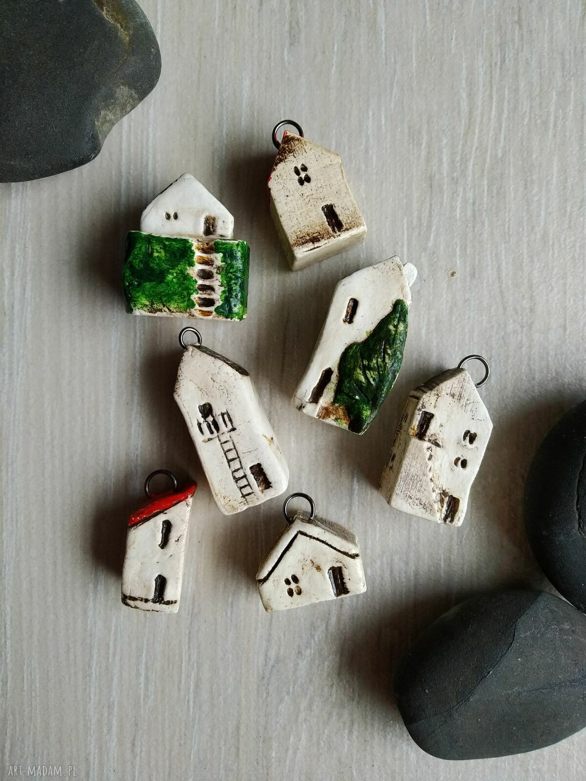 Zawieszka-brelok domek ceramiczny z czerwonym dachem