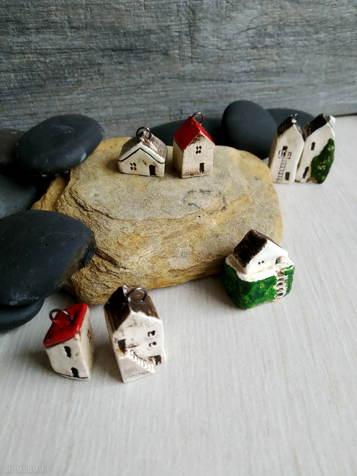 Zawieszka-brelok domek ceramiczny z czerwonym dachem