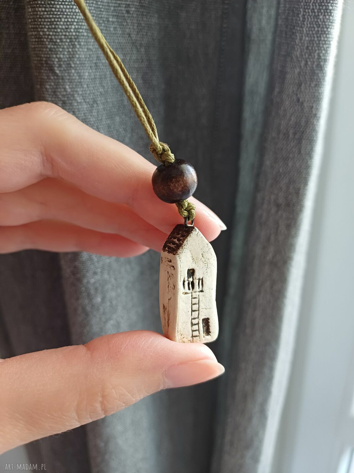 Ceramiczny brelok domek z brązowym dachem - ręcznie robiony