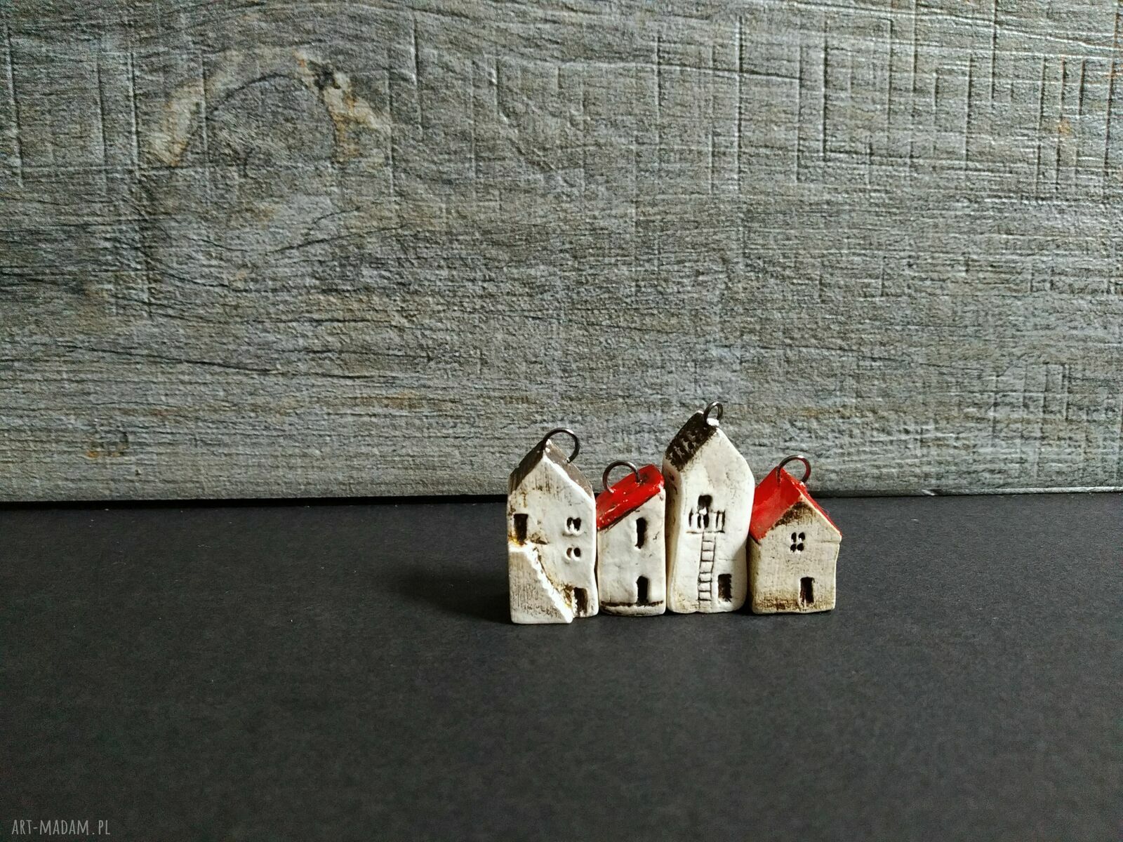 Zawieszka-brelok domek ceramiczny z czerwonym dachem