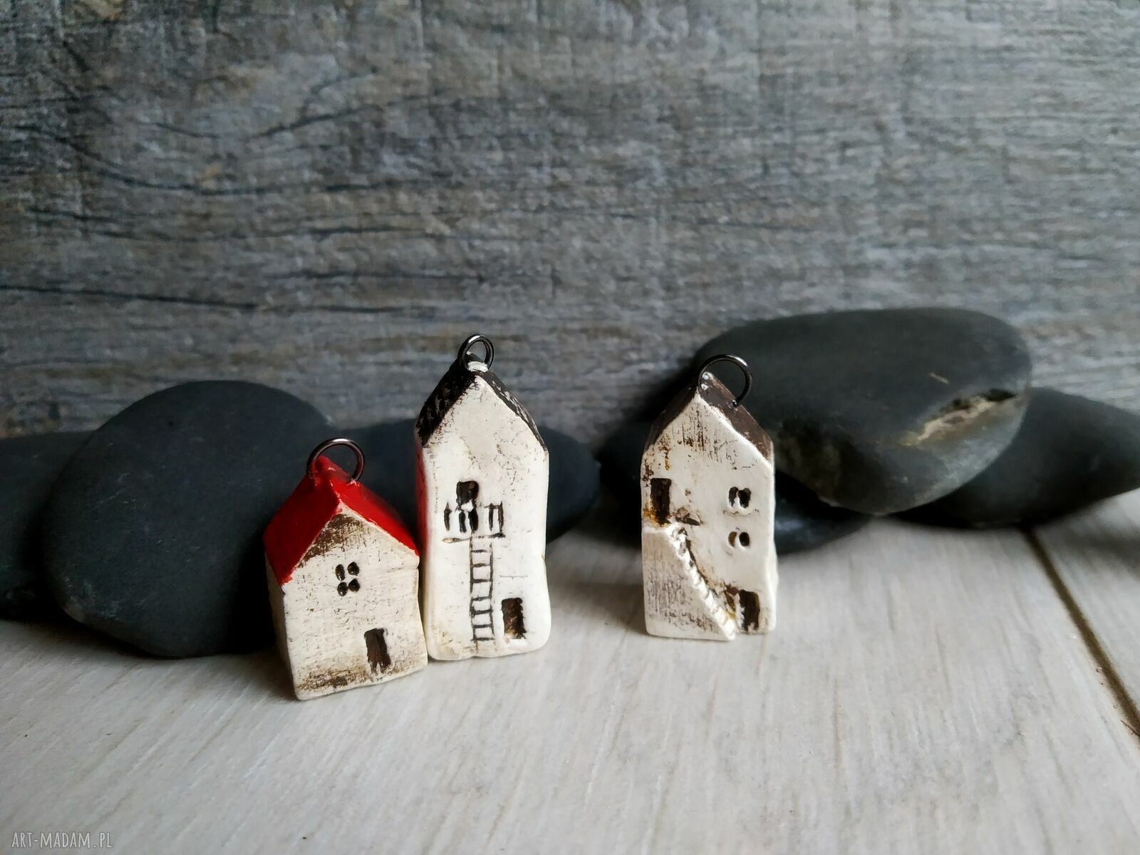 Zawieszka-brelok domek ceramiczny z czerwonym dachem
