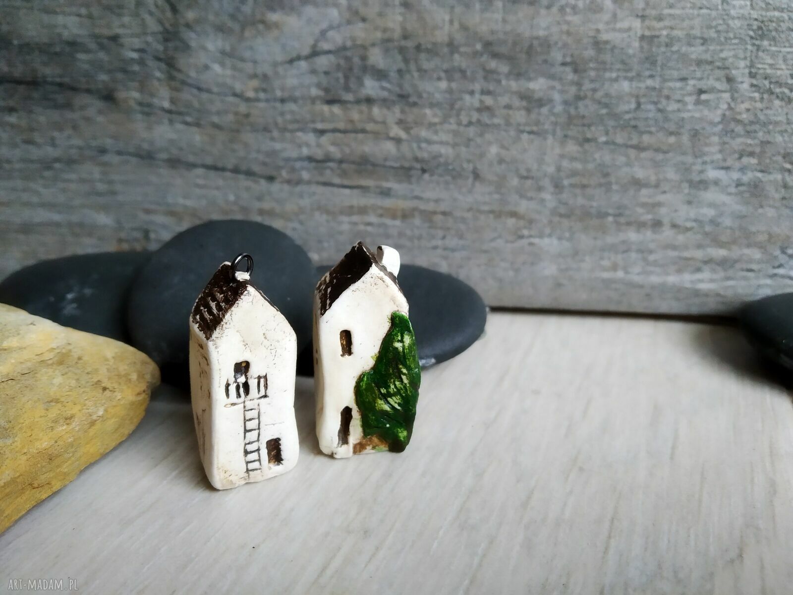 Ceramiczny brelok domek z brązowym dachem - ręcznie robiony