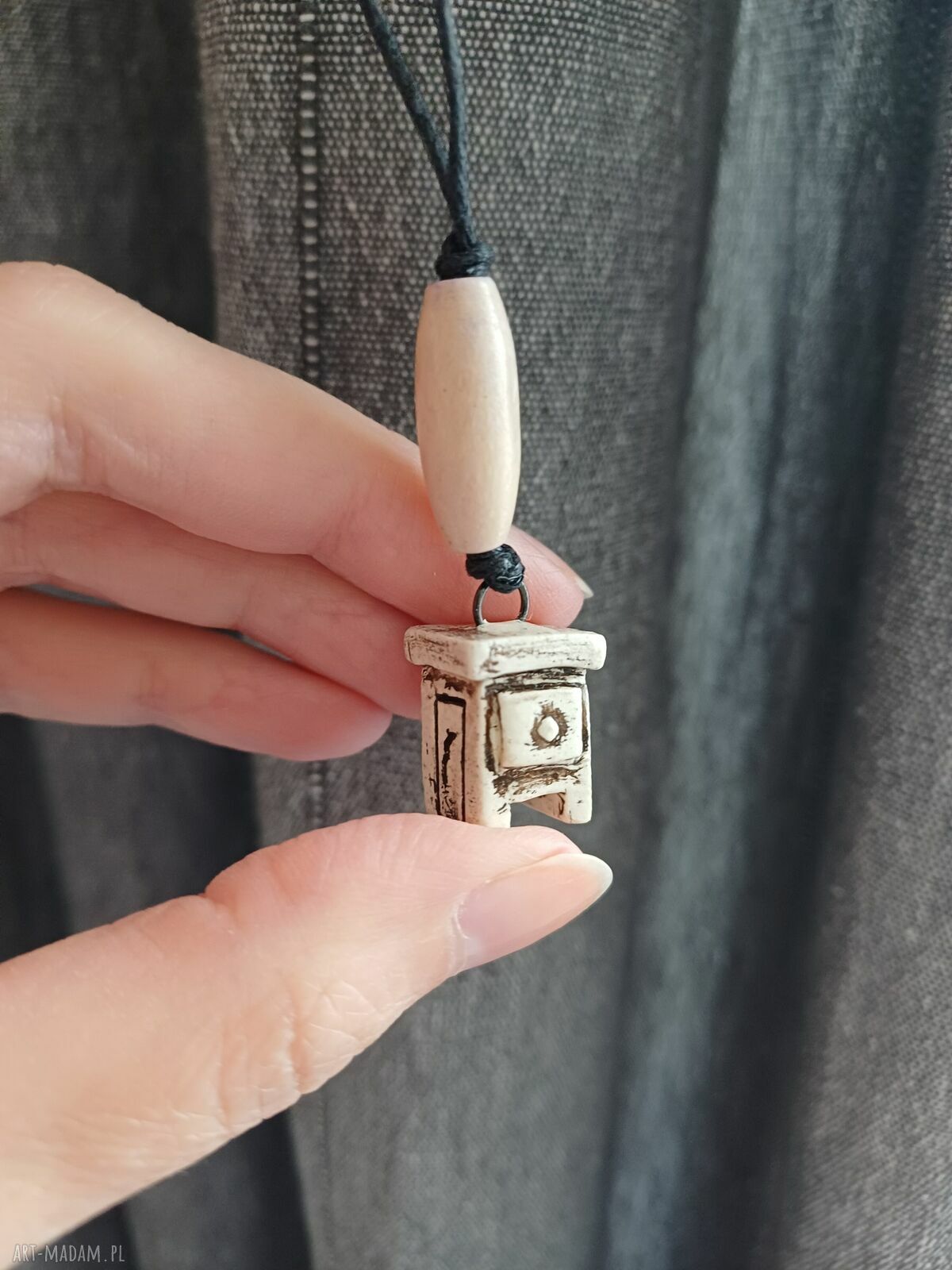 Zawieszka brelok Szafka ceramiczna - uroczy amulet do kluczy i torebki