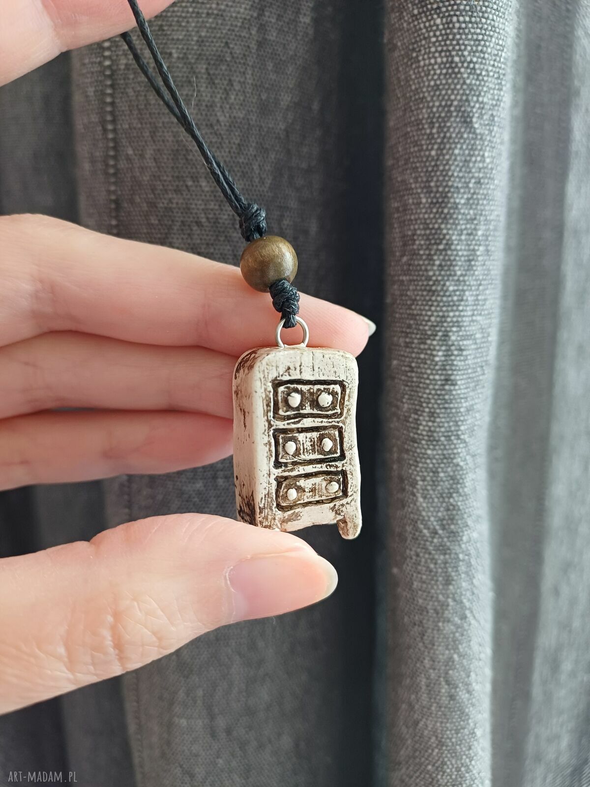 Ręcznie robiony brelok-amulet Szafka ceramiczna
