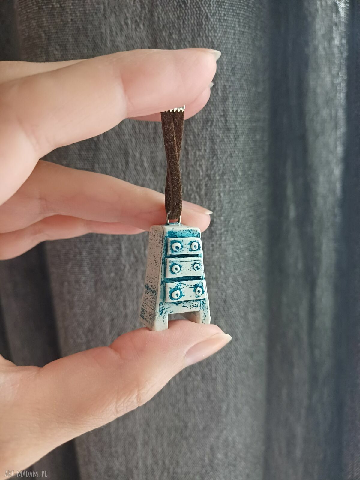 Zawieszka-brelok Szafka Ceramiczna 6 - unikatowy amulet z gliny samoutwardzalnej
