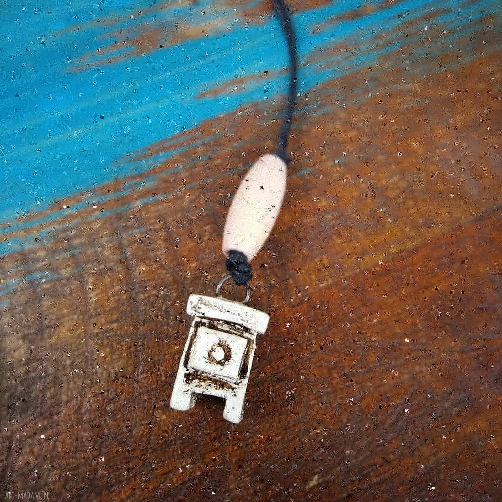 Zawieszka brelok Szafka ceramiczna - uroczy amulet do kluczy i torebki
