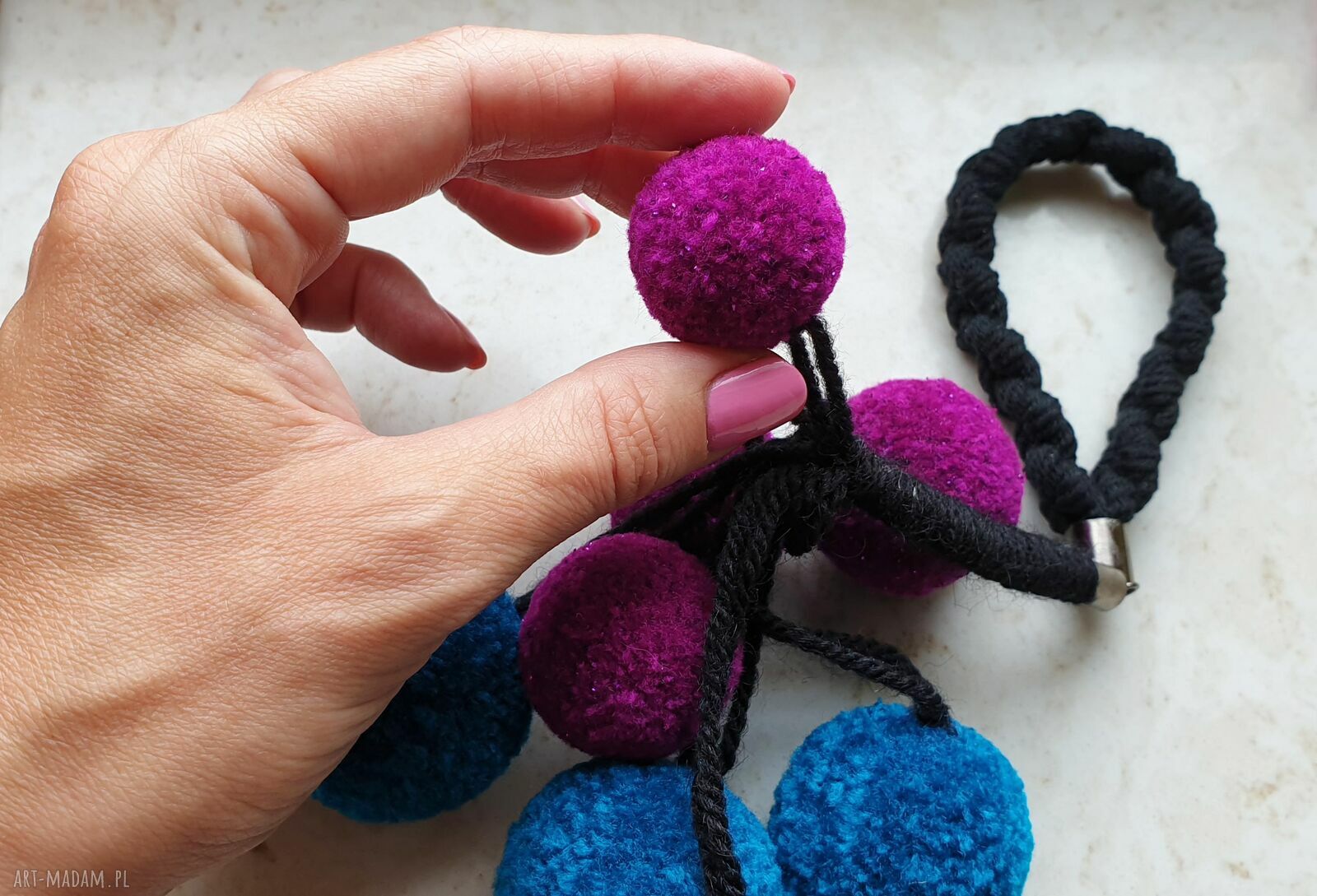 Zawieszka na klamkę - kolorowa dekoracja z pomponów (handmade)