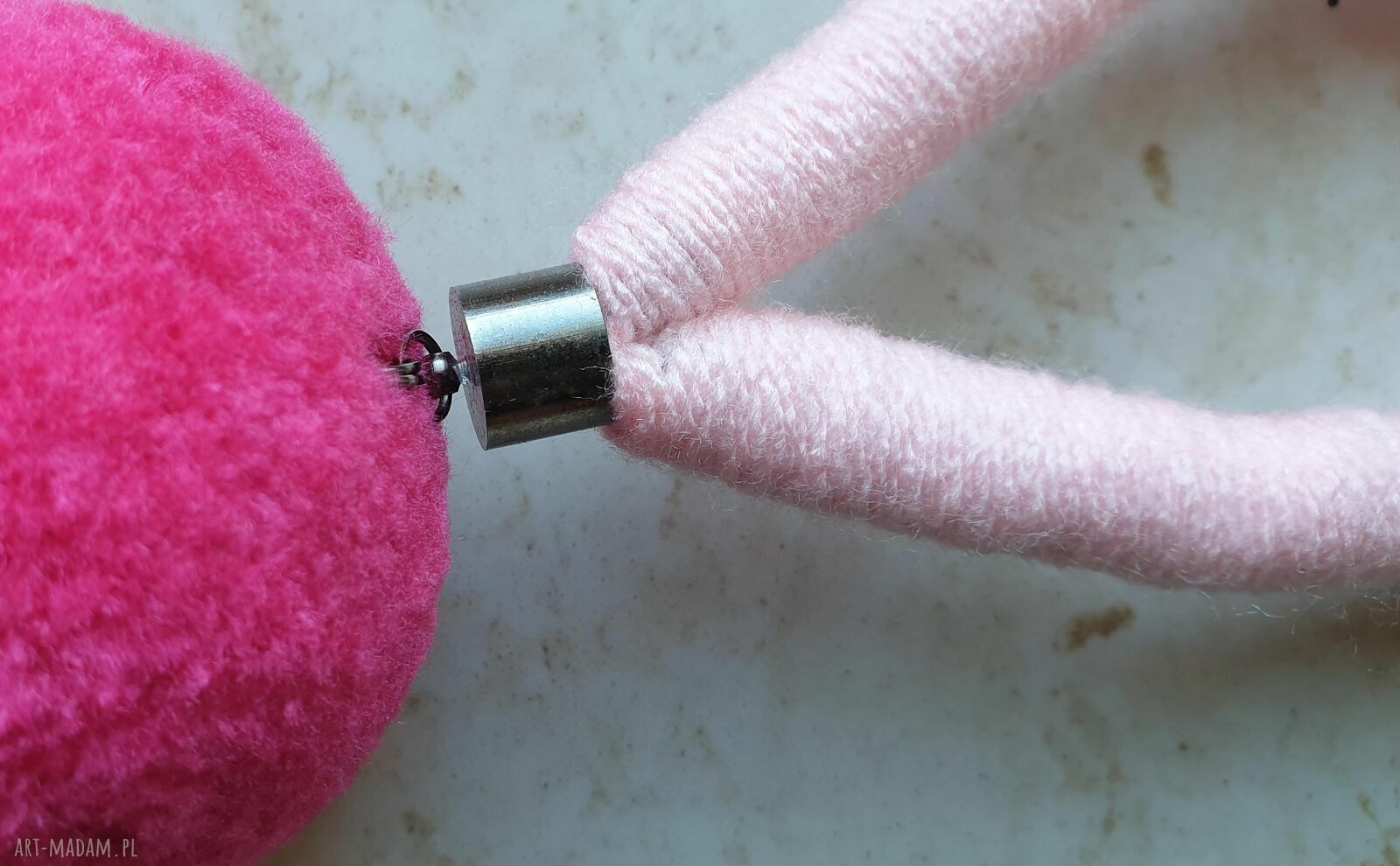 Różowa zawieszka na klamkę z pomponów i frędzlem (handmade)