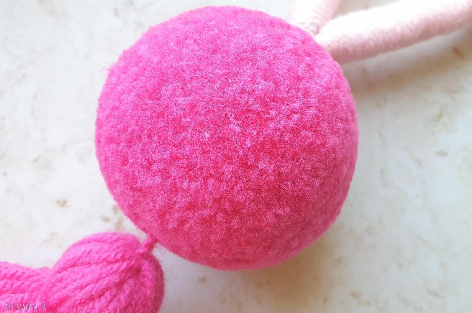 Różowa zawieszka na klamkę z pomponów i frędzlem (handmade)