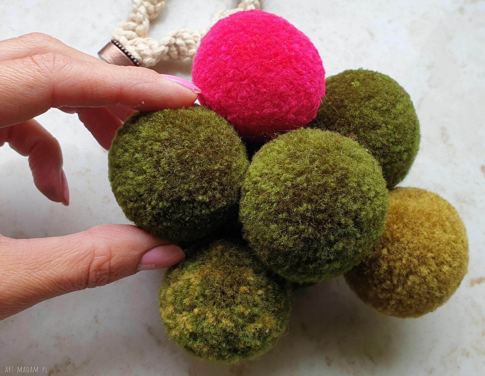 Kolorowa zawieszka na klamkę z pomponów - prezent do domu handmade