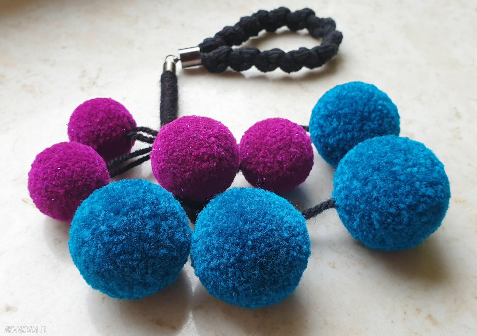 Zawieszka na klamkę - kolorowa dekoracja z pomponów (handmade)